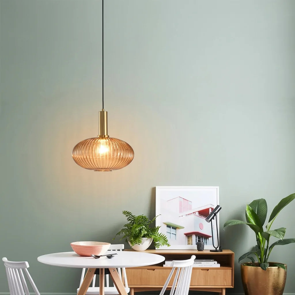 Suspension en verre ambré au-dessus d’une table ronde