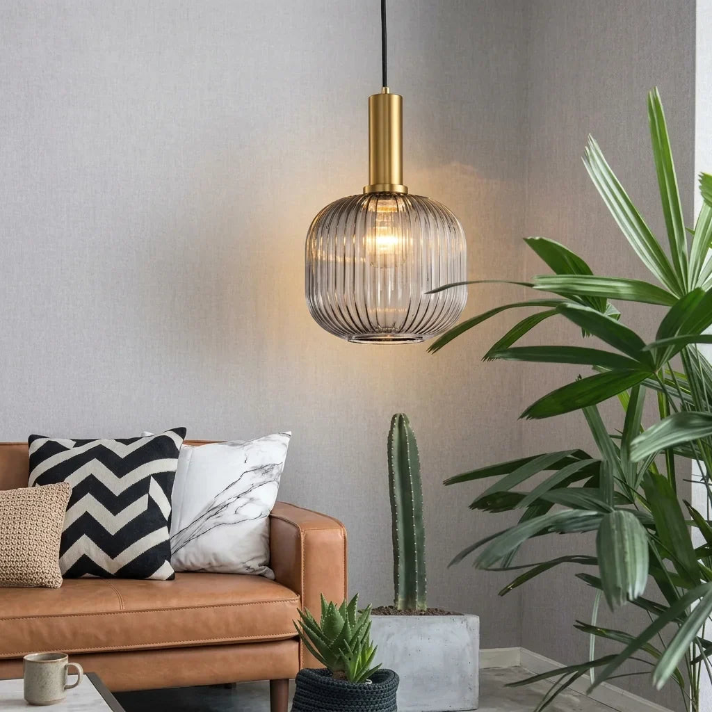 Suspension en verre gris fumé dans un salon près d’un canapé