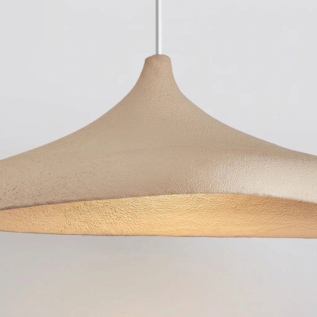 Abat-jour texturé et lumière chaude vus de près