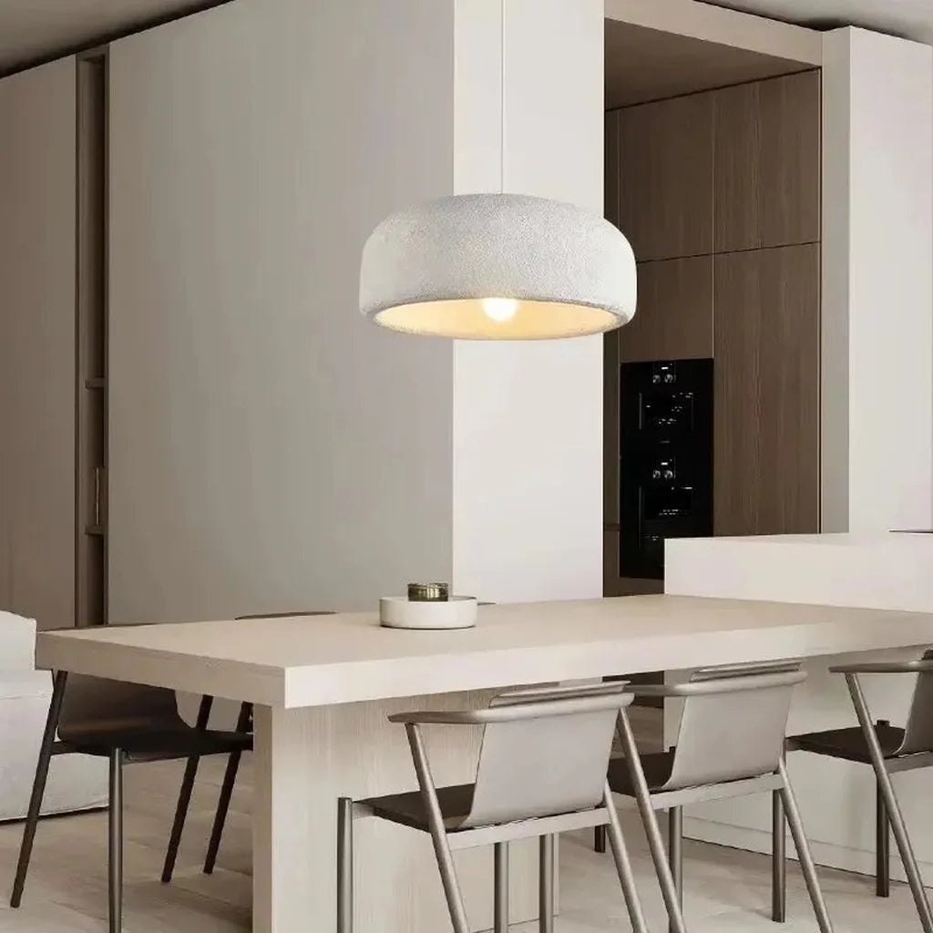 Suspension wabi-sabi blanche au-dessus d’un îlot de cuisine