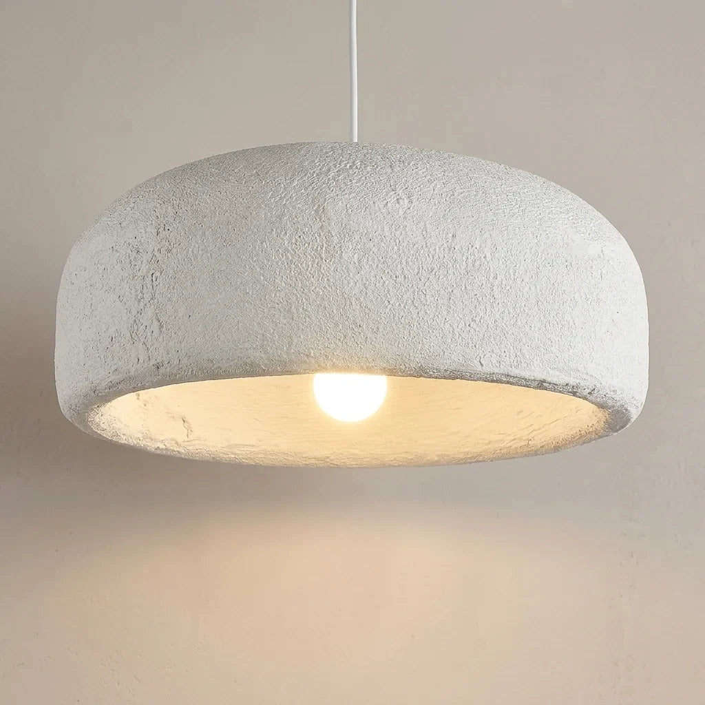 Abat-jour wabi-sabi façonné main vu de près, ampoule allumée