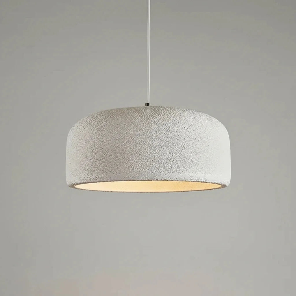 Suspension wabi-sabi tambour devant un mur gris
