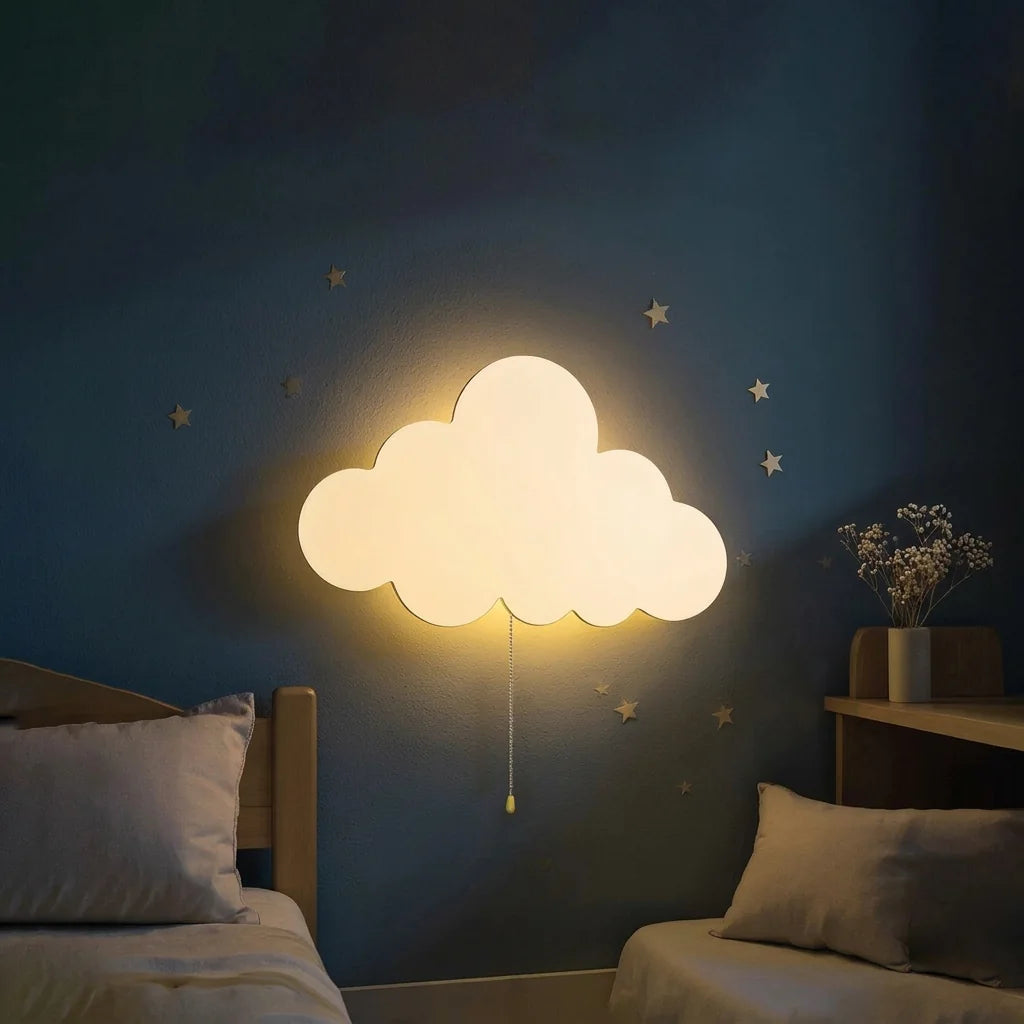 Veilleuse nuage allumée sur un mur bleu nuit étoilé de chambre d'enfant