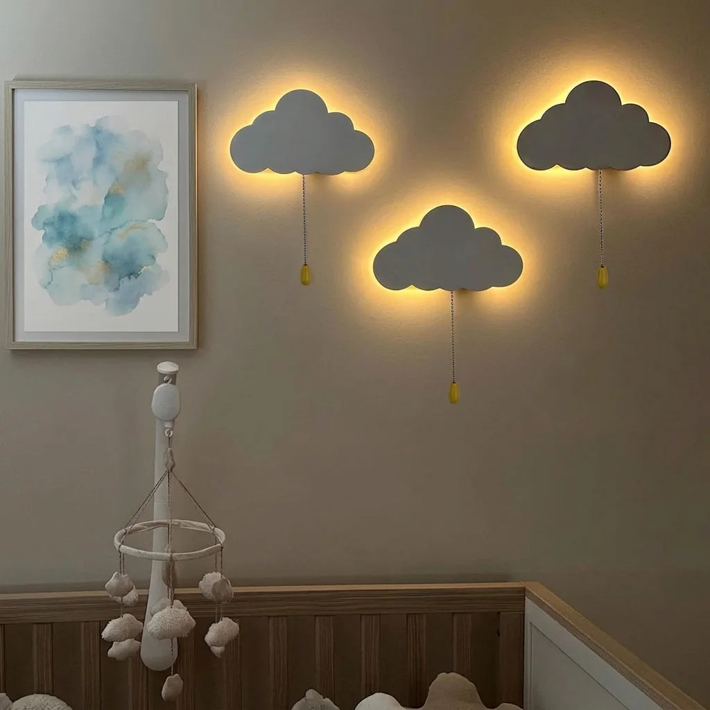 Trois veilleuses nuage au-dessus d'un lit de bébé