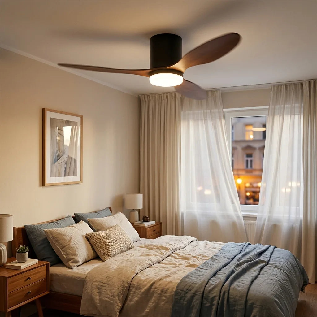 Ventilateur de plafond lumineux dans une chambre au plafond bas