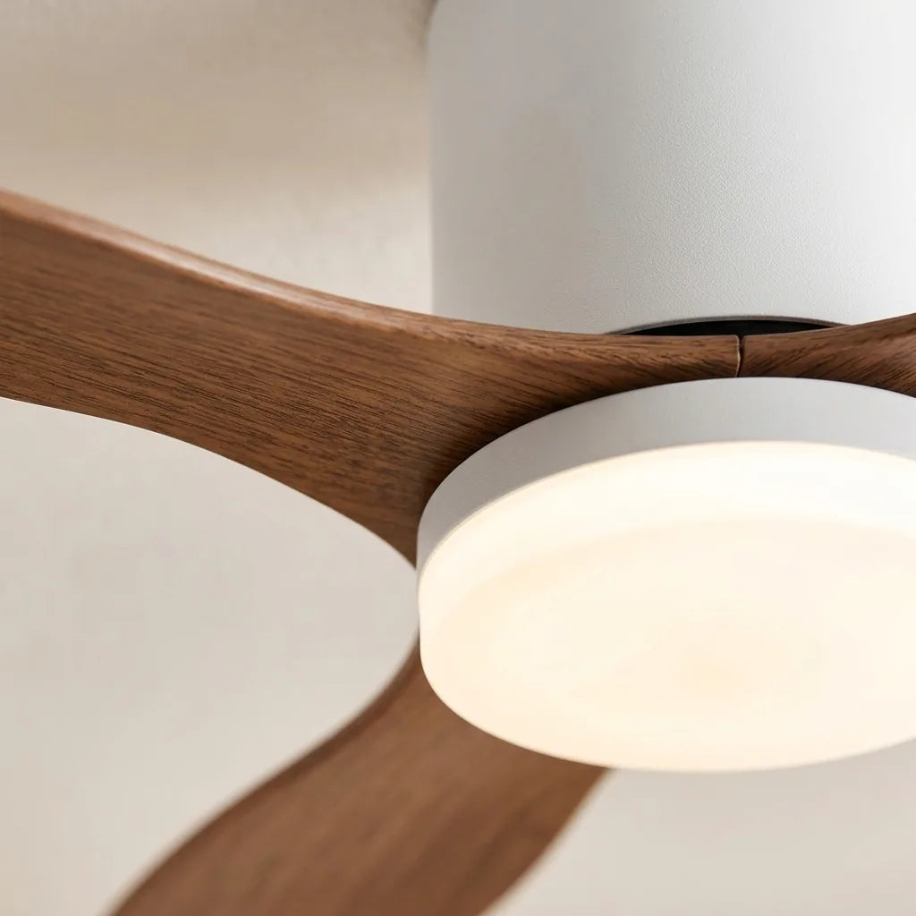 Lampe LED et pale noyer du ventilateur vues de près