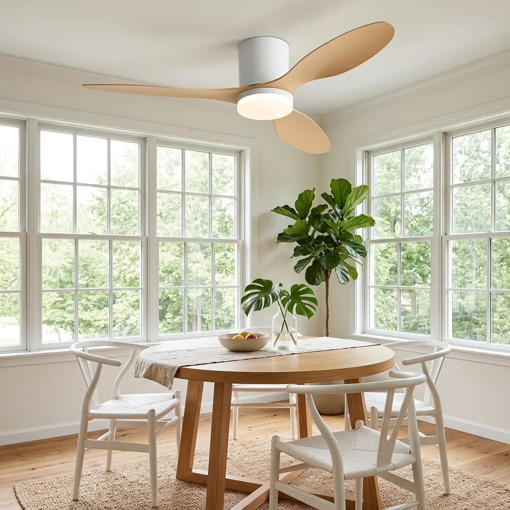 Ventilateur blanc et bois au-dessus d’une table à manger