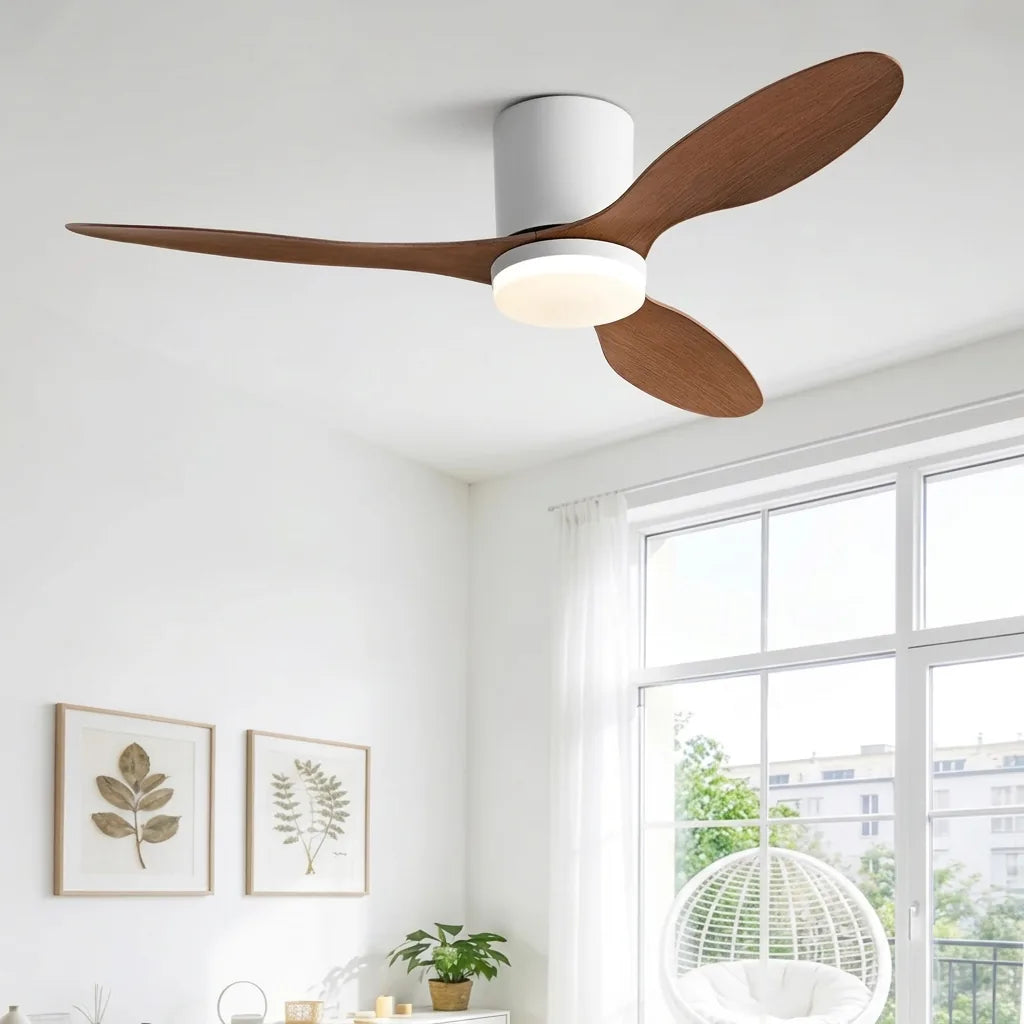 Ventilateur de plafond extra-plat dans un salon lumineux