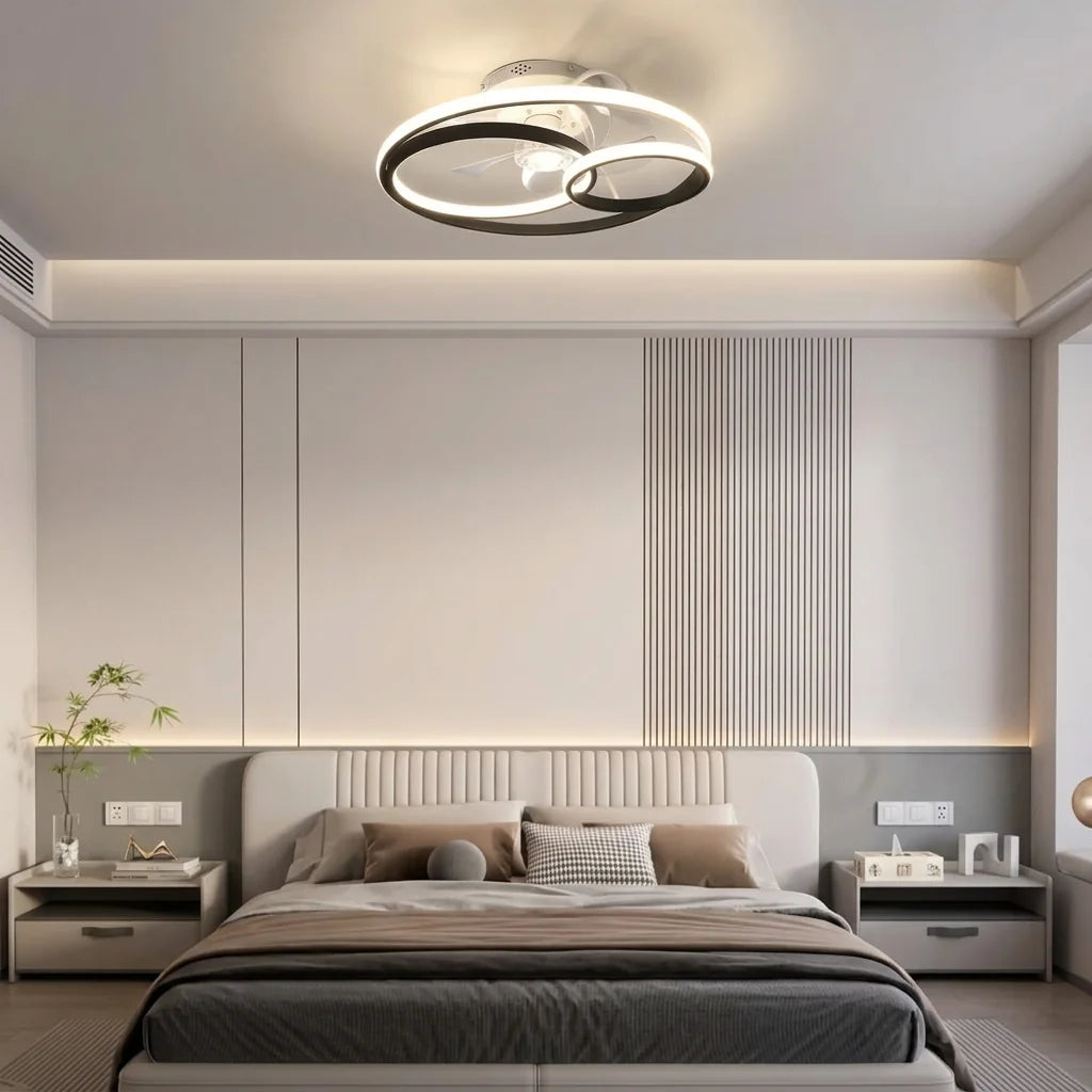 Ventilateur à anneaux LED dans une chambre moderne