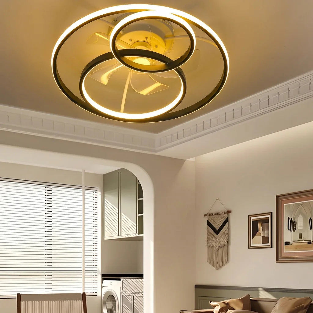 Ventilateur à anneaux en lumière chaude dans un salon