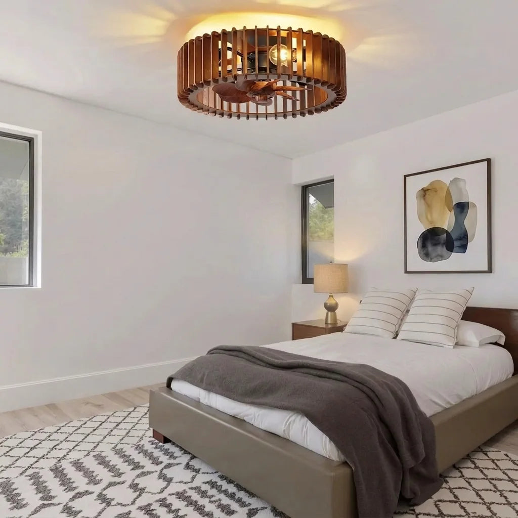 Ventilateur à lamelles de bois dans une chambre lumineuse