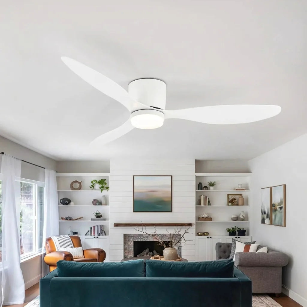 Ventilateur de plafond blanc dans un salon lumineux