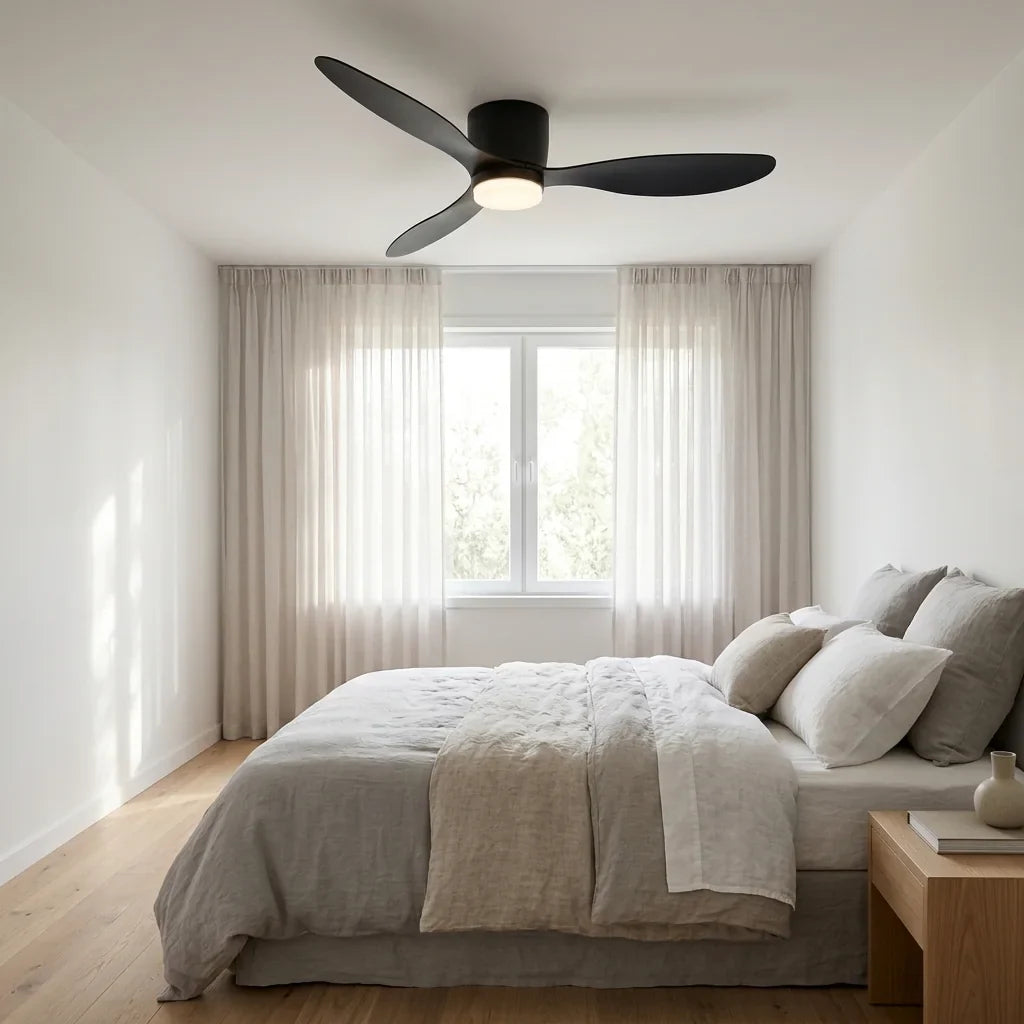 Ventilateur de plafond noir silencieux dans une chambre claire