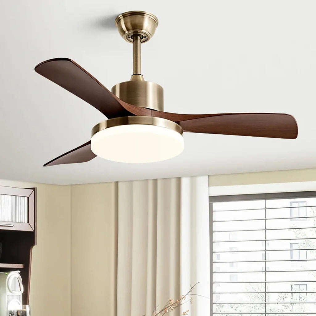 Ventilateur à pales bois foncé avec lampe LED dans un salon