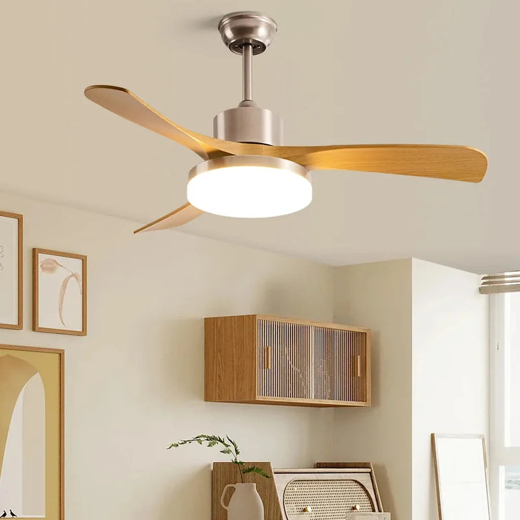 Ventilateur à pales bois clair dans un salon scandinave