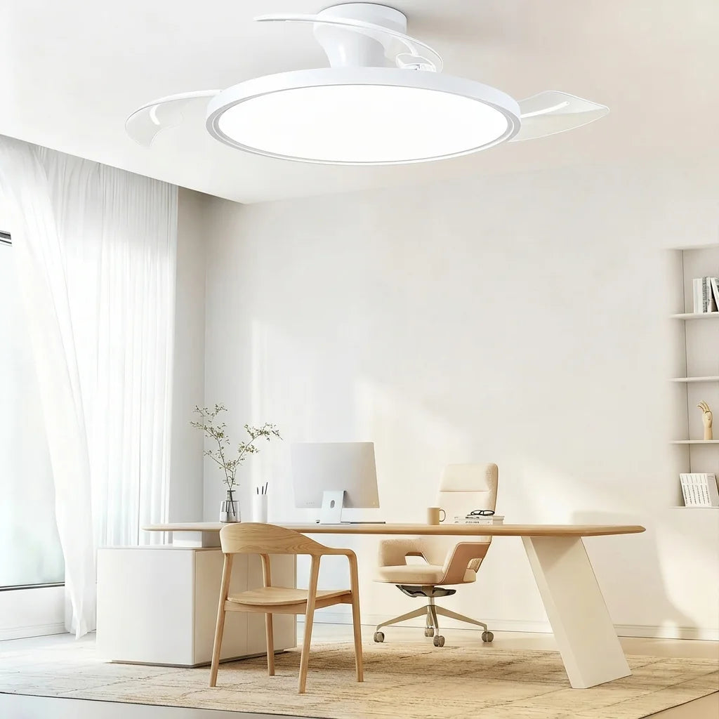 Ventilateur à pales escamotables dans un bureau lumineux