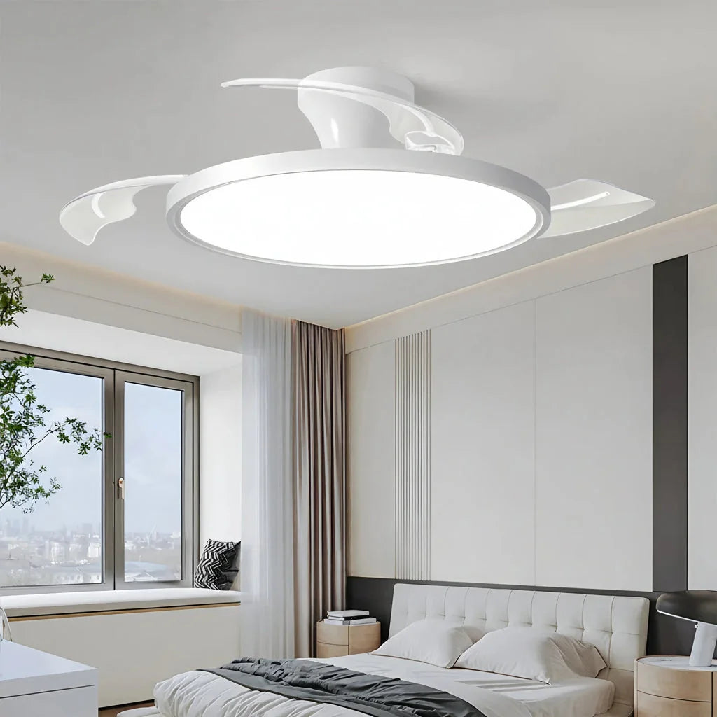 Ventilateur lumineux blanc dans une chambre claire