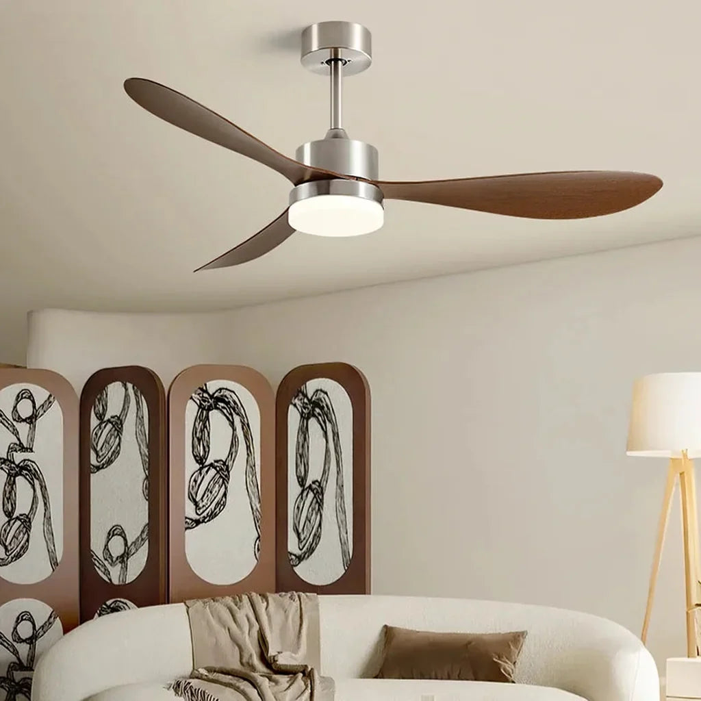 Ventilateur argent et noyer dans un salon lumineux