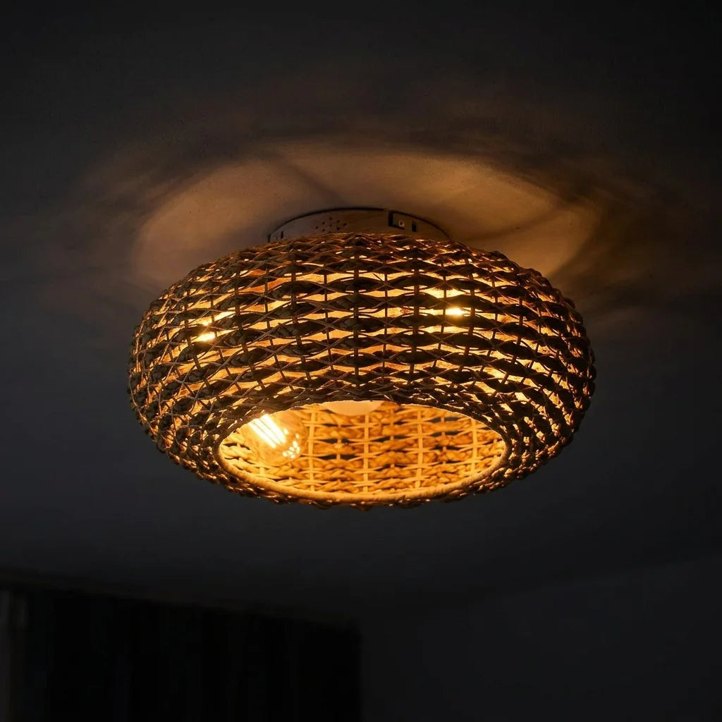 Lumière chaude du ventilateur de plafond tressé le soir