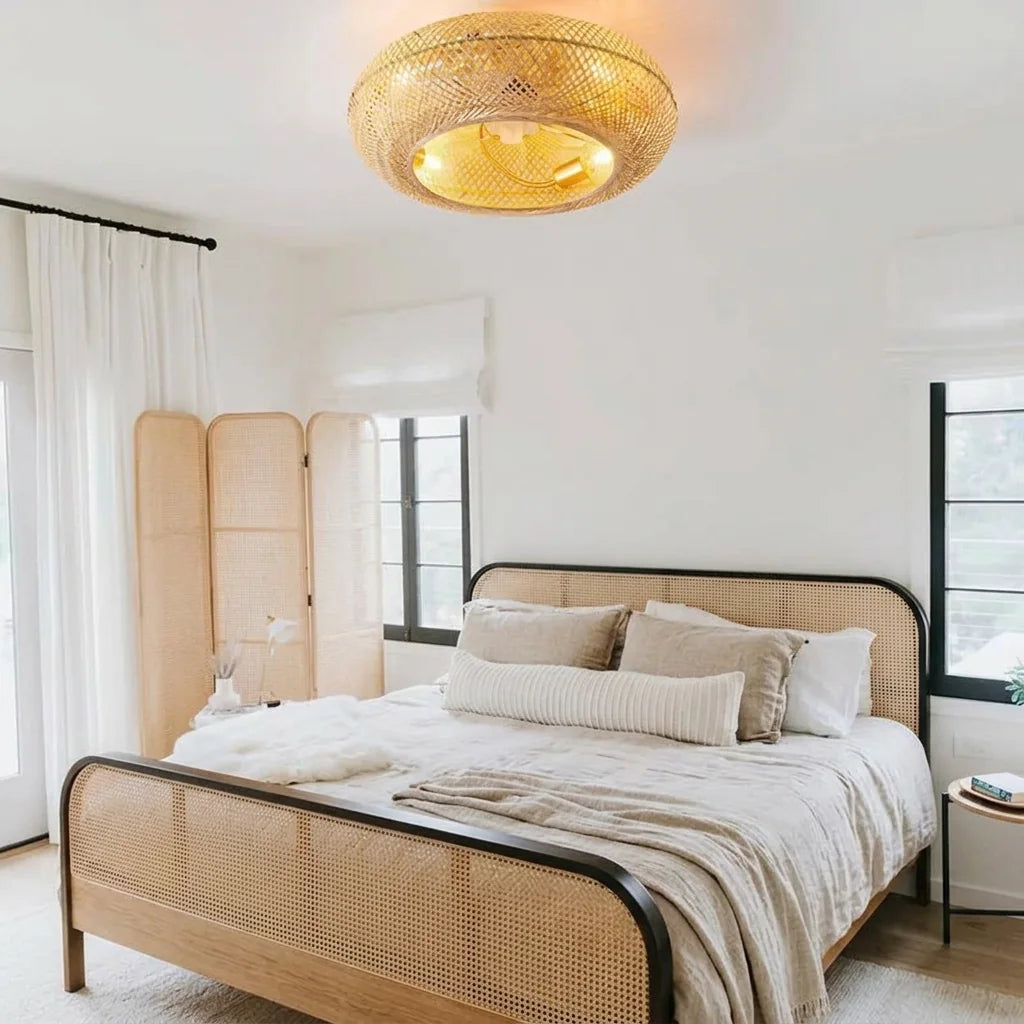 Ventilateur en bambou tressé dans une chambre à tête de lit cannée