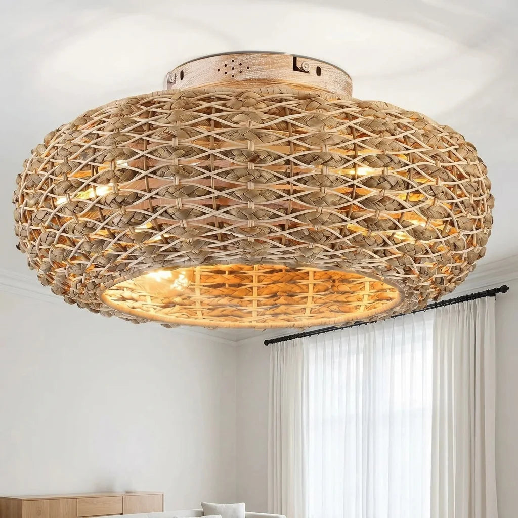 Ventilateur de plafond tressé dans un salon lumineux